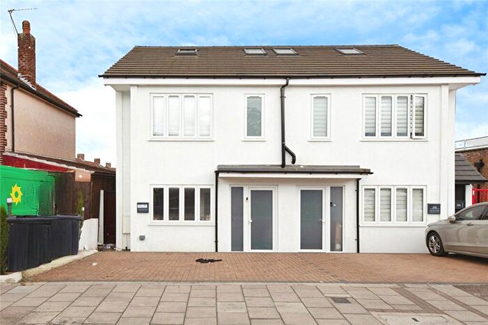 4 Bedroom Semi Detached House For Sale In New North Road, Ilford, IG6