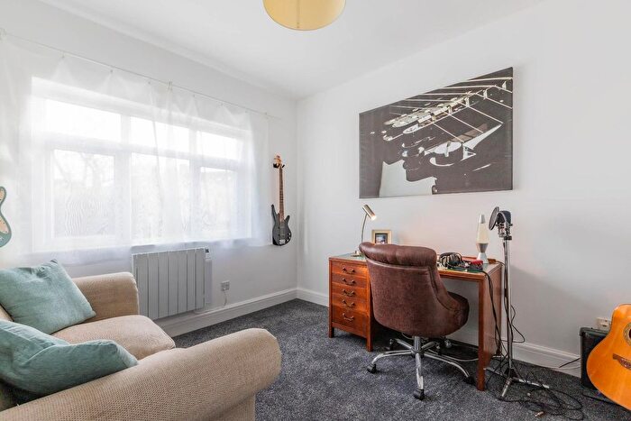 2 Bedroom Flat For Sale In Church Avenue, Penarth, CF64