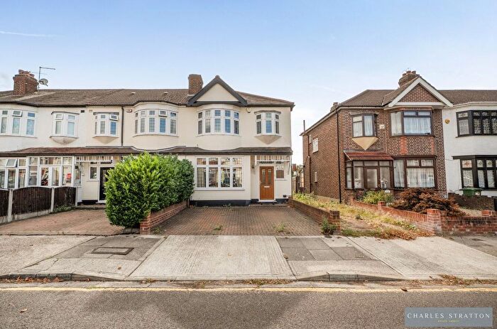 3 Bedroom End Of Terrace House For Sale In Woodfield Drive, Gidea Park, RM2
