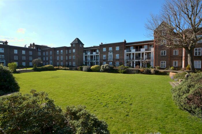 1 Bedroom Flat To Rent In Surbiton Court, St Andrews Square, Surbiton, KT6