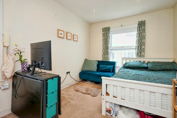 Studio To Rent In Lavender Hill, London, SW11