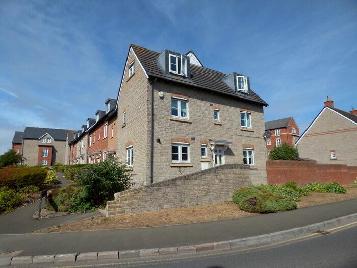4 Bedroom Town House To Rent In Strouds Close, Old Town, Swindon, SN3