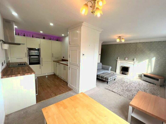 1 Bedroom Flat To Rent In Clarendon Crescent, Manchester, M30