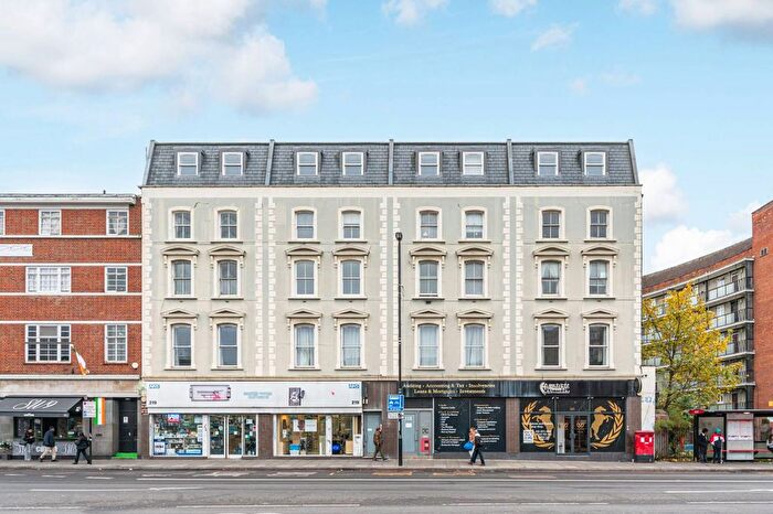 2 Bedroom Flat To Rent In .Clapham Road, Stockwell, London, SW9