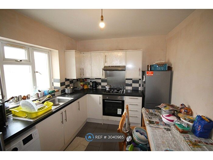 3 Bedroom Flat To Rent In Woodside Avenue, Wembley, HA0