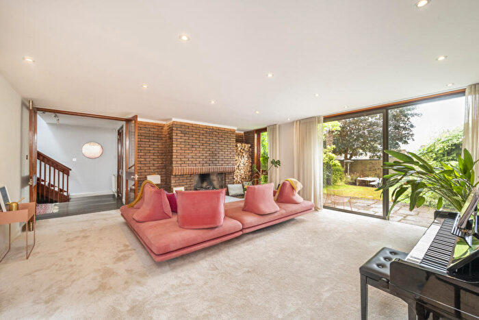 4 Bedroom Detached House To Rent In West Hill Park, Highgate, N6