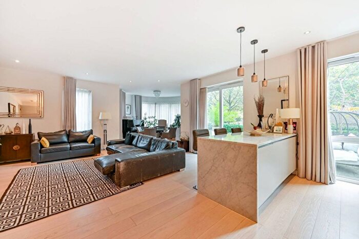 2 Bedroom Flat For Sale In Melliss Avenue, Kew, Richmond, TW9