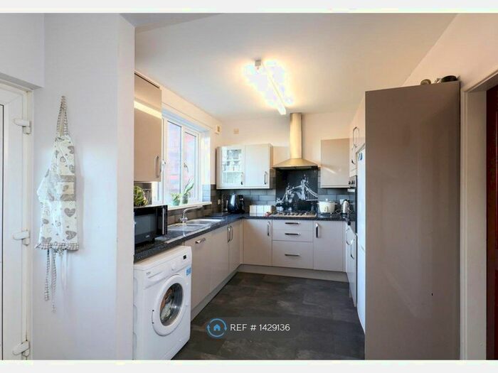 3 Bedroom Semi-Detached House To Rent In Fishponds Road West, Sheffield, S13