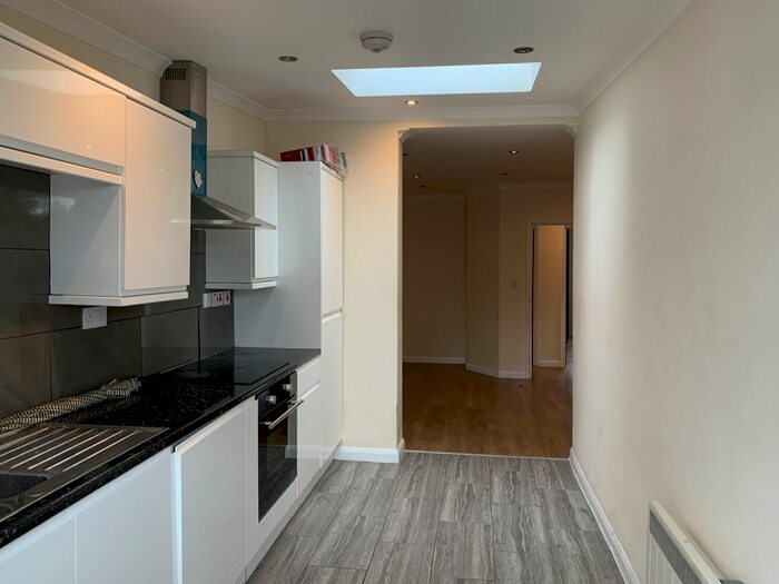 3 Bedroom Flat To Rent In Uxbridge Road, Hatch End, Pinner, HA5