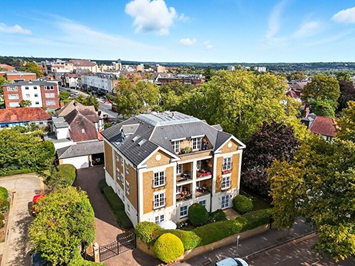 2 Bedroom Apartment For Sale In The Drive, London, E18