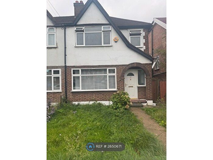 3 Bedroom Semi-Detached House To Rent In The Fairway, Northolt, UB5
