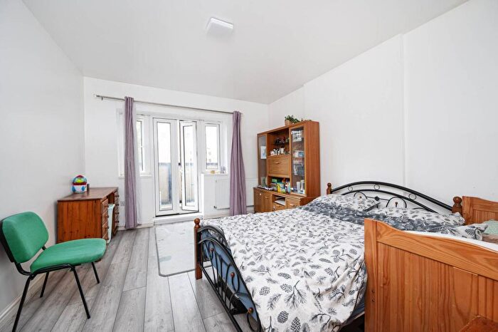 2 Bedroom Flat For Sale In Cephas Ave, Bethnal Green, London, E1