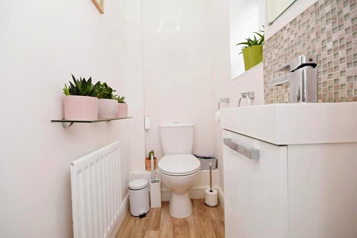 2 Bedroom End Of Terrace House For Sale In Sweet Briar Drive, Laindon, Basildon, SS15