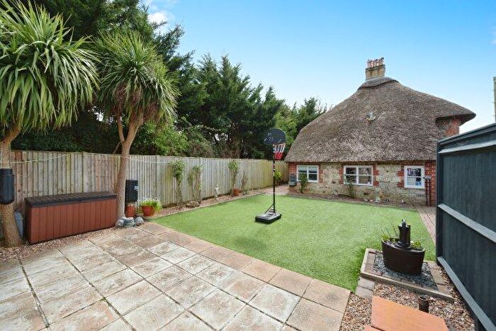 2 Bedroom Cottage To Rent In Manor Road, Hayling Island, PO11