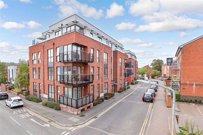 2 Bedroom Flat For Sale In Avebury Avenue, Tonbridge, Kent, TN9
