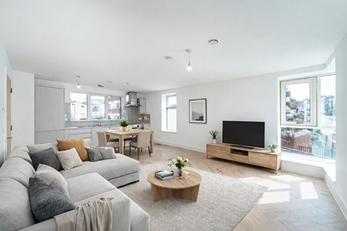2 Bedroom Flat For Sale In Northcote Road, London, SW11