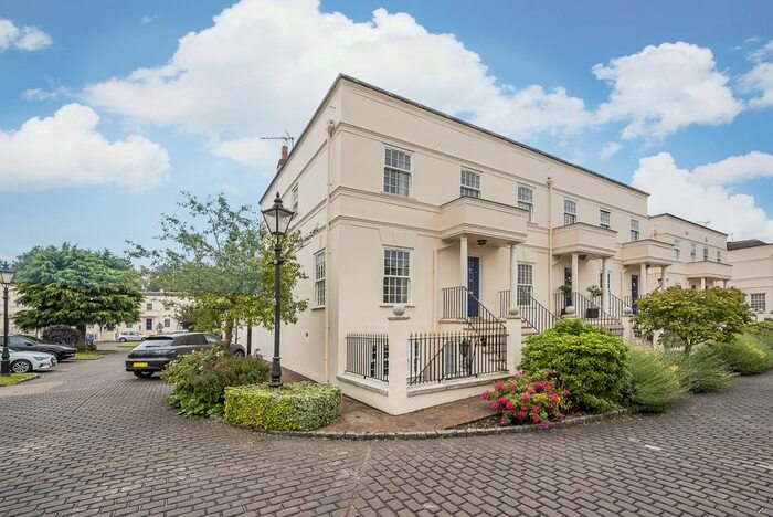 3 Bedroom Flat To Rent In Beaufort Close, London, SW15