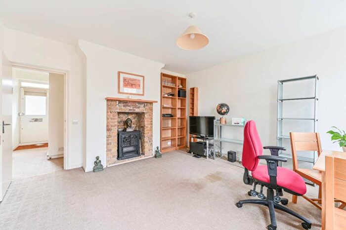 1 Bedroom Flat To Rent In White House, Battersea, London, SW11