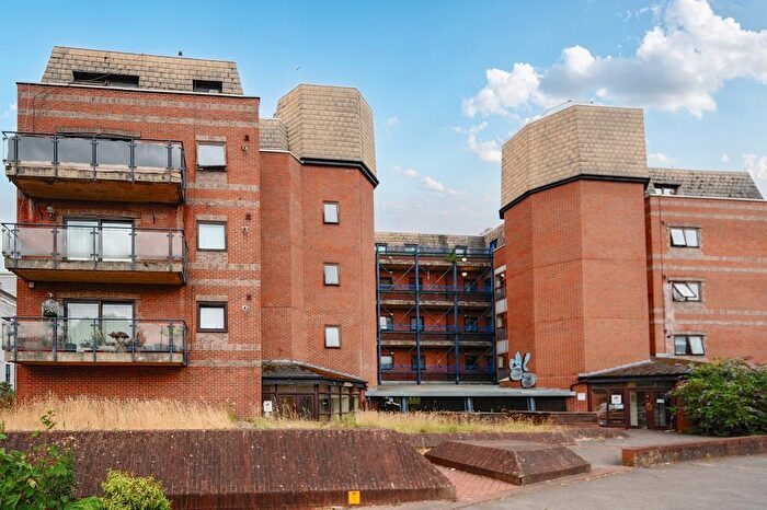 2 Bedroom Flat For Sale In Town Centre, Riverside Development, Berkshire, RG1
