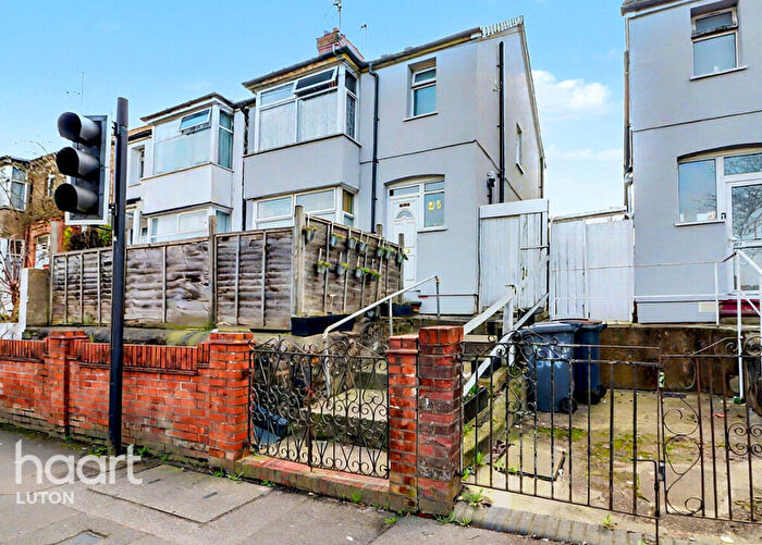 3 Bedroom Semi-Detached House For Sale In Dallow Road, Luton, LU1