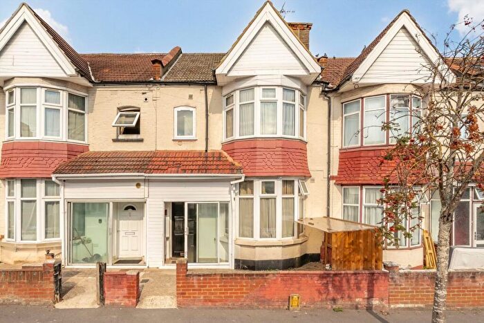 Flat To Rent In Fernbank Avenue, Wembley, HA0