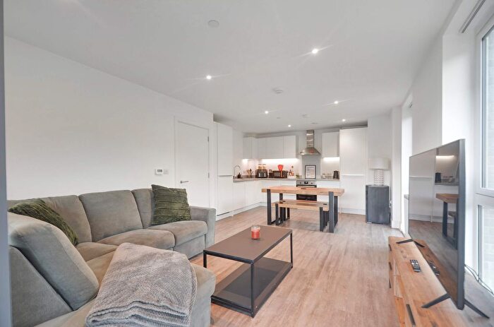 2 Bedroom Flat For Sale In Daly Close, Oxford, OX4