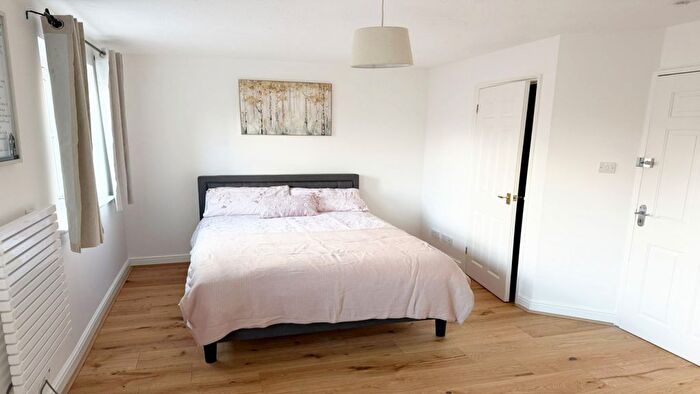 Studio To Rent In Westminster Drive, London, N13