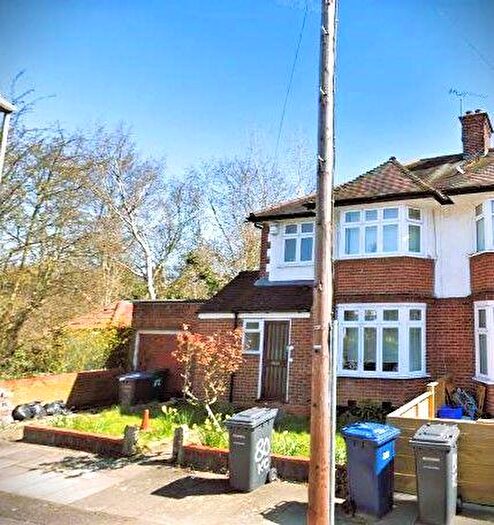 5 Bedroom Semi-Detached House To Rent In Kings Close, Hendon, NW4