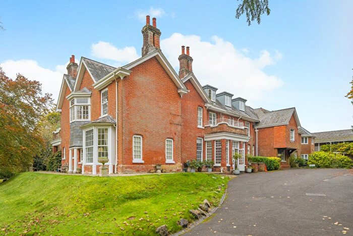 2 Bedroom Flat For Sale In Winton Hill, Stockbridge, SO20