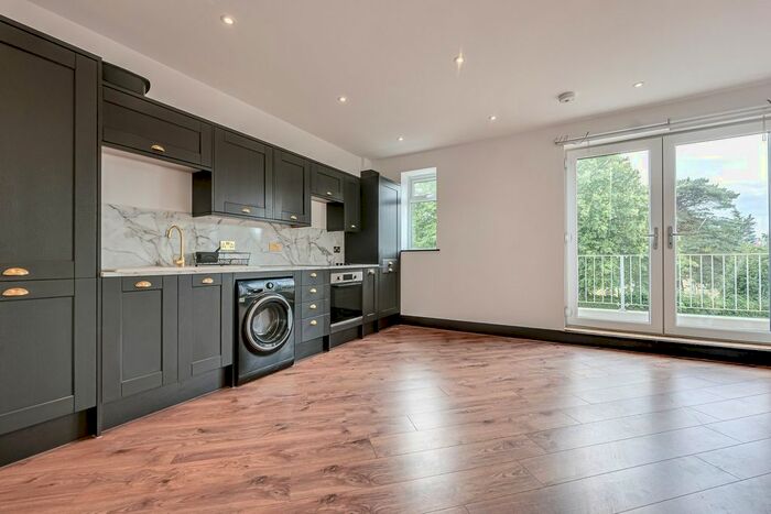 2 Bedroom Flat To Rent In Tankerville Drive, Leigh-On-Sea, SS9