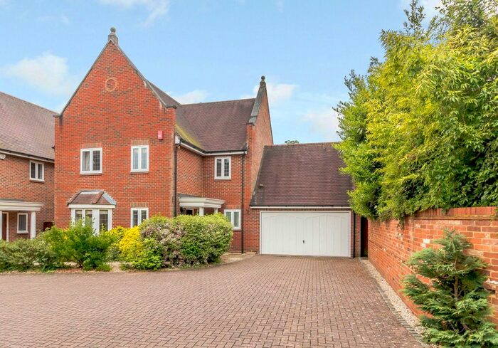 4 Bedroom Detached House To Rent In Kemsley Chase, Farnham Royal, Slough, SL2