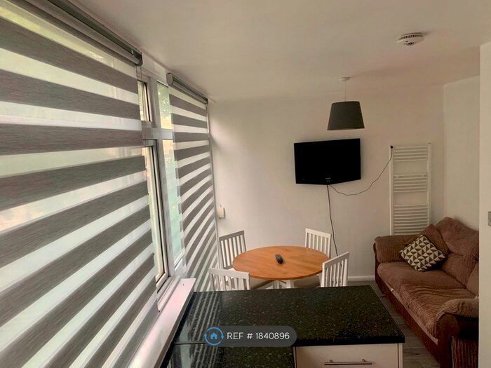 4 Bedroom Maisonette To Rent In Clapham Road, London, SW9