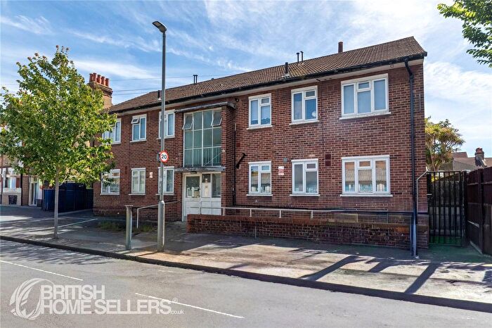2 Bedroom Flat For Sale In Himley Road, London, SW17