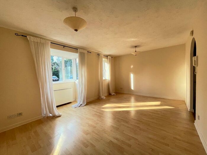 2 Bedroom Flat To Rent In Centre Drive, Epping, CM16