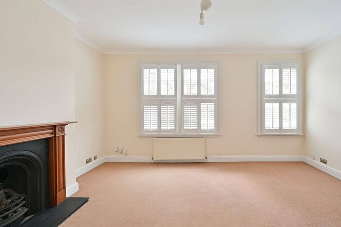 2 Bedroom Flat To Rent In Dempster Road, Wandsworth, London, SW18