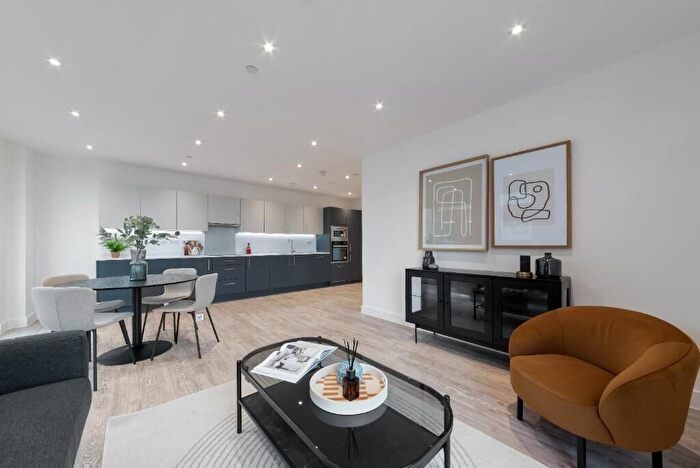 3 Bedroom Flat To Rent In Dukes Road, Wood Street, Walthamstow, E17