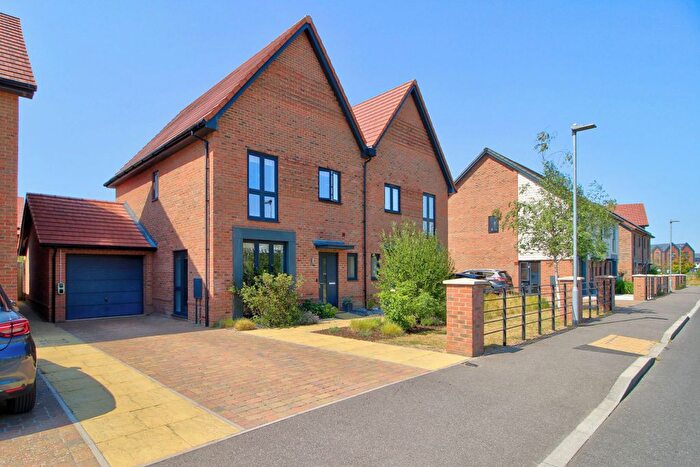 3 Bedroom Semi-Detached House For Sale In Goodwood Crescent, Bucklers Park, Crowthorne, RG45