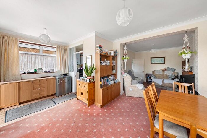 3 Bedroom Semi-Detached House For Sale In Stirling Road, Hayes, UB3 - Photo 3