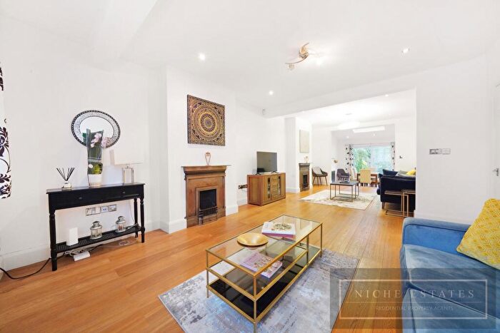 5 Bedroom Semi-Detached House To Rent In Chanctonbury Way, Woodside Park, London, N12