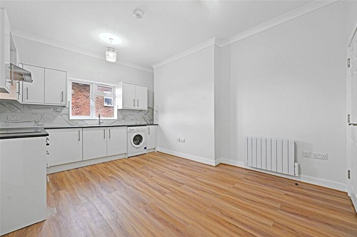 2 Bedroom Flat To Rent In Uxbridge Road, Shepherds Bush, London, W12