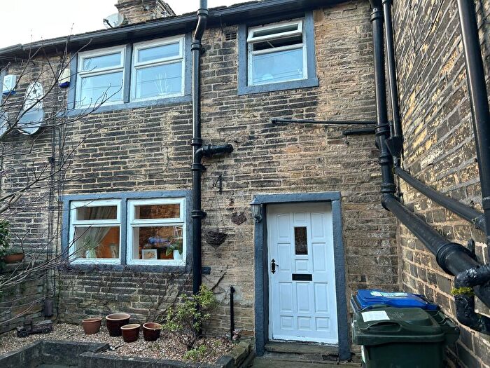 2 Bedroom Cottage For Sale In Clayton Lane, Clayton, Bradford, BD14