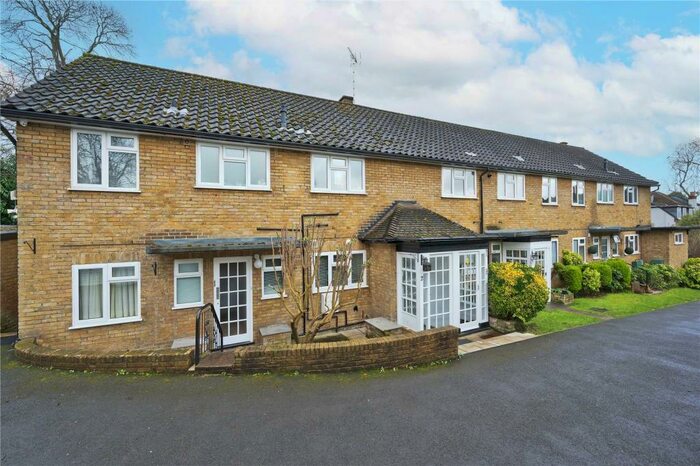 2 Bedroom Apartment To Rent In Belvedere Close, Esher, Surrey, KT10