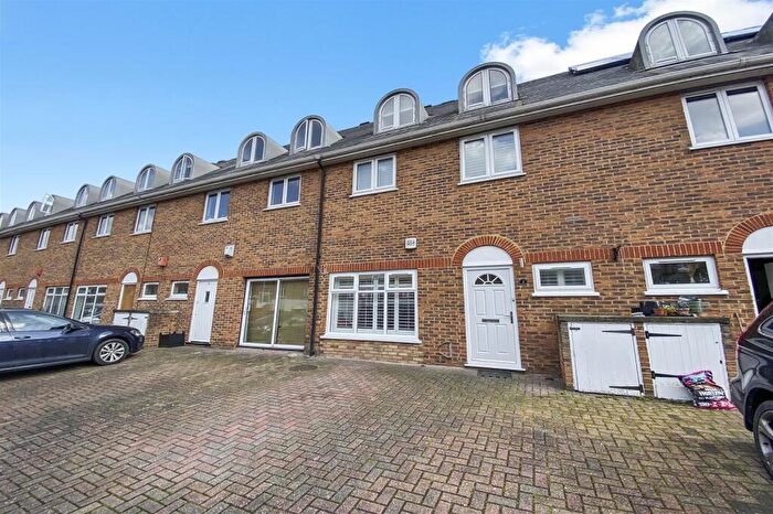 1 Bedroom Apartment To Rent In Royal Victor Place, Victoria Park, E3