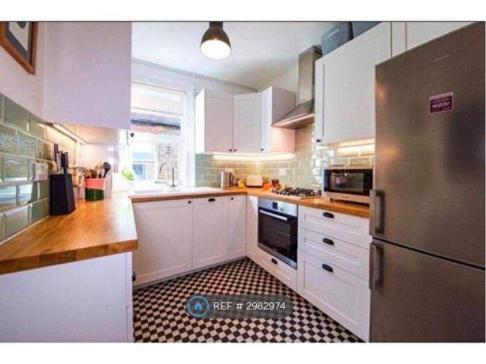 2 Bedroom Flat To Rent In Forest Gate, London, E7