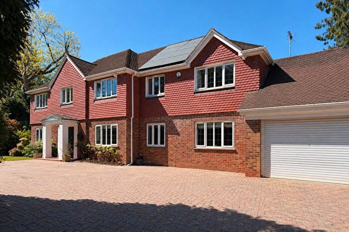 6 Bedroom Detached House For Sale In Carlinwark Drive, Camberley, GU15