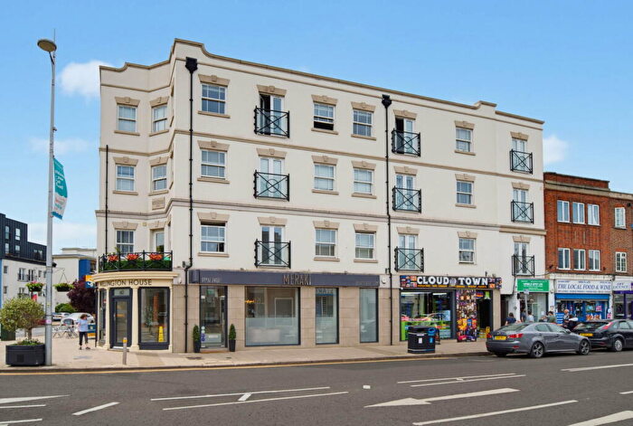 1 Bedroom Flat For Sale In Wellington House, Walton On Thames, KT12