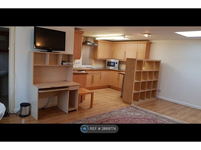 Studio To Rent In Hickman Road, Romford, RM6