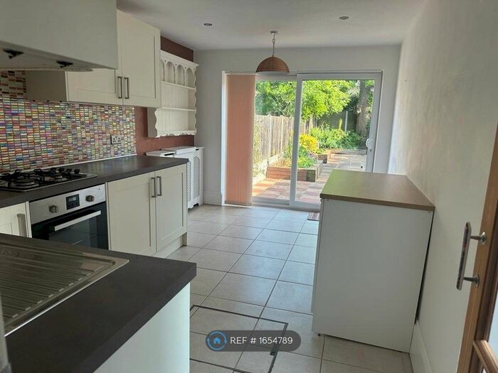 2 Bedroom Flat To Rent In Hatherley Road, Walthamstow, E17