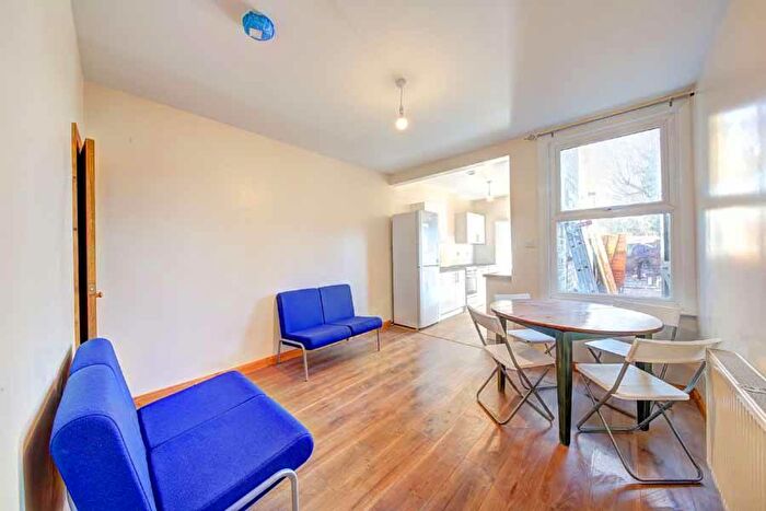 4 Bedroom Semi-Detached House To Rent In Villiers Road, KT1