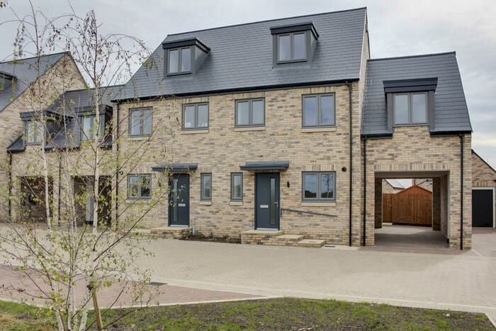 4 Bedroom Semi-Detached House To Rent In Wyre Crescent, St Neots, PE19